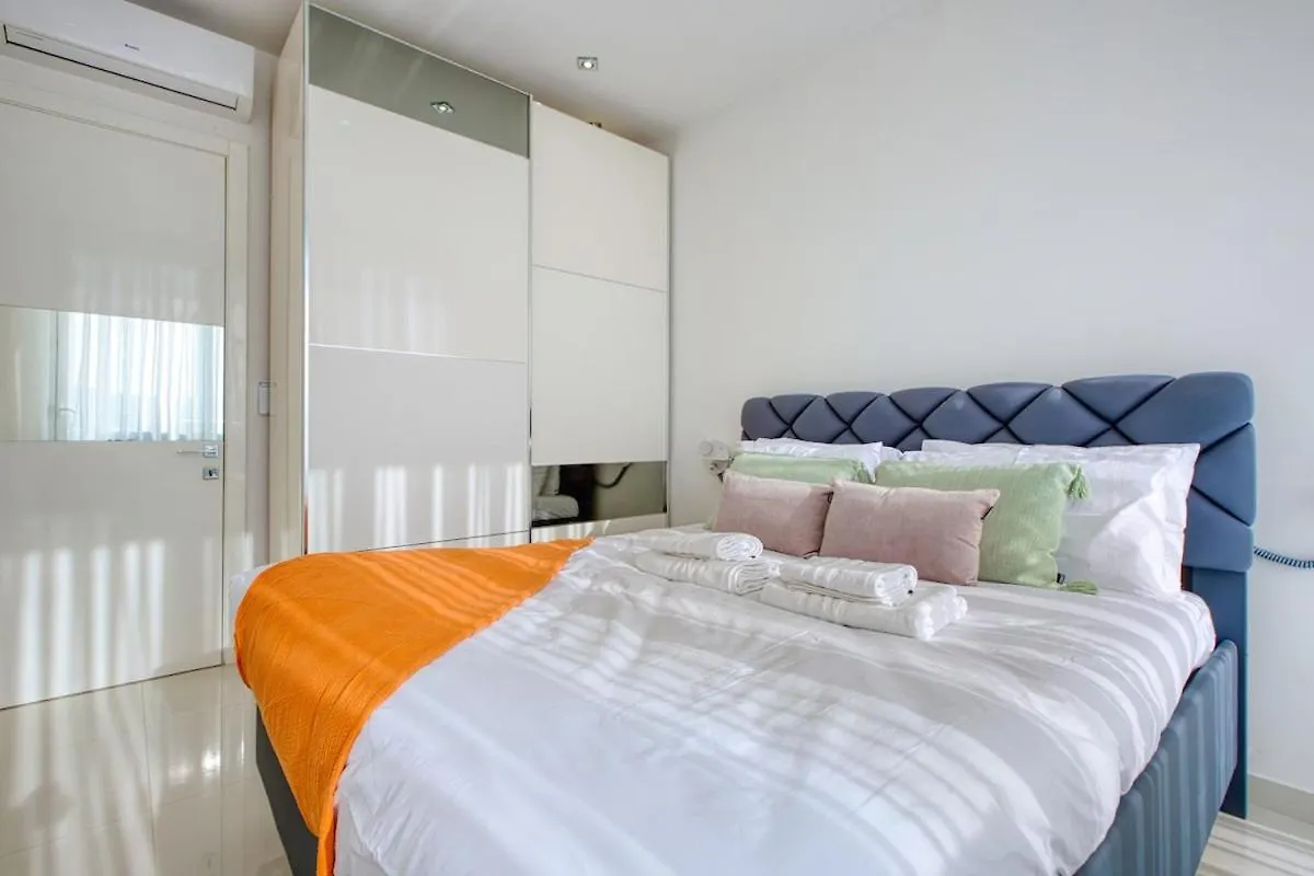 Luxury Penthouse In Swieqi With In And Outdoor Pool Saint Julian's Apartmán