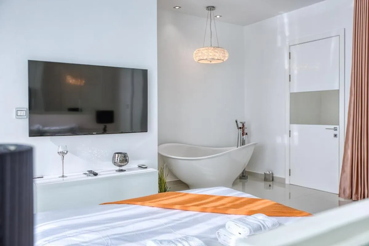 Luxury Penthouse In Swieqi With In And Outdoor Pool Saint Julian's Apartmán